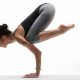 Yoguini em uma postura de invertida de yoga